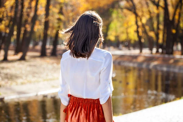 Brunetka Modelka Włosów Widok Tyłu Młoda Kobieta Jesienny Park Odkryty — Zdjęcie stockowe