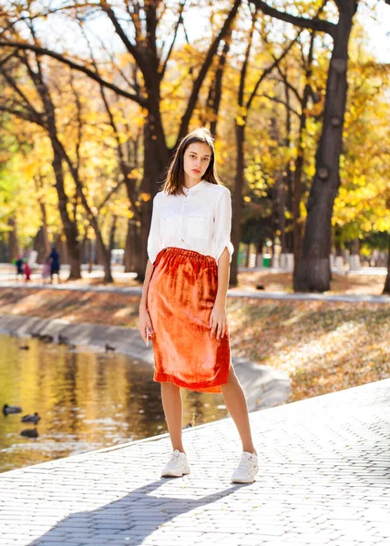 Retrato Cuerpo Completo Una Joven Morena Falda Naranja Caminando Parque —  Fotos de Stock