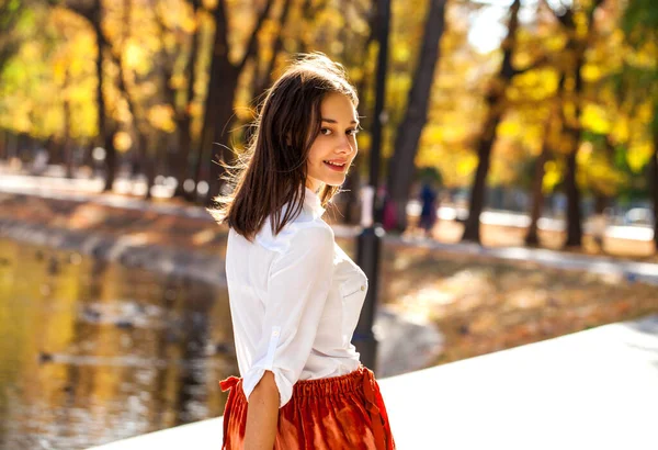 Primer Plano Retrato Una Joven Hermosa Morena Parque Otoño — Foto de Stock