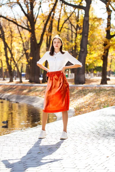 Retrato Cuerpo Completo Una Joven Morena Falda Naranja Caminando Parque —  Fotos de Stock