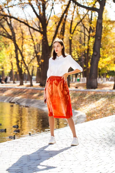 Retrato Cuerpo Completo Una Joven Morena Falda Naranja Caminando Parque —  Fotos de Stock