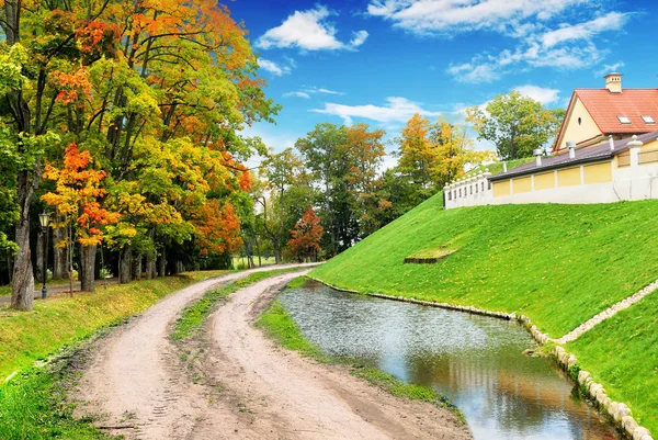 Rybník Podzimní Les Green Hill Starými Budovami Proti Modré Obloze — Stock fotografie