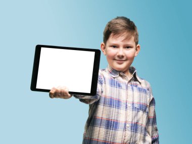 çocuk ile büyük tablet, beyaz perde