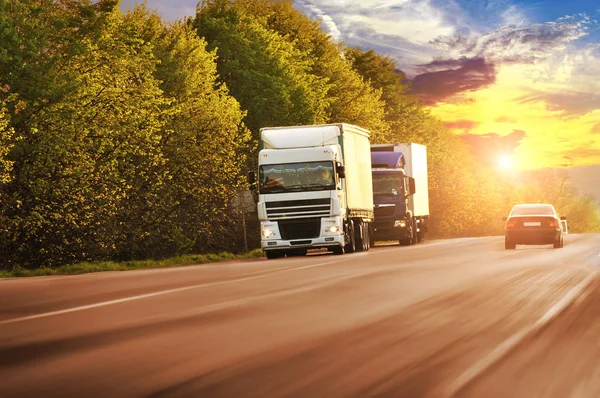 Deux Camions Avec Une Voiture Noire Sur Route Campagne Mouvement — Photo