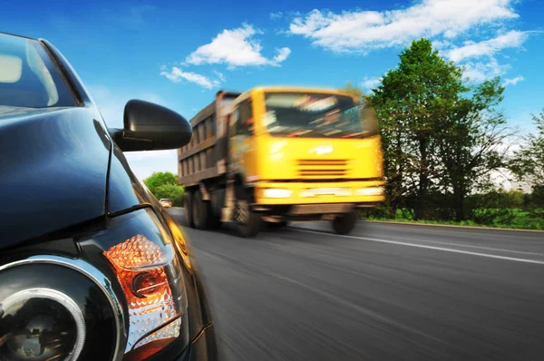 Primer Plano Frente Coche Negro Con Faro Espejo Una Carretera —  Fotos de Stock