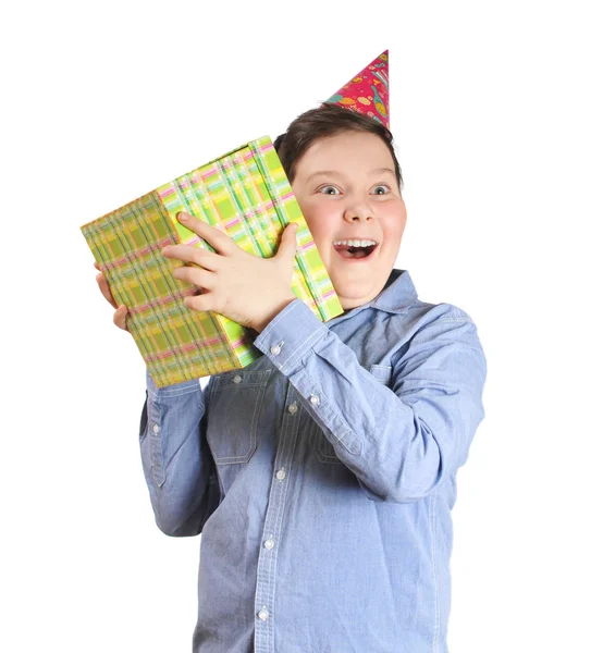白い背景に分離された緑のプレゼント ボックスを押し赤いパーティー ハットの幸せな少年 — ストック写真