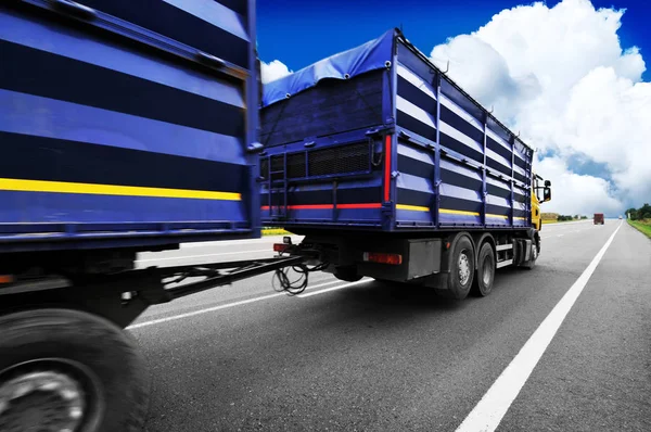 Camion Jaune Avec Conteneur Bleu Conduisant Sur Route Campagne Contre — Photo