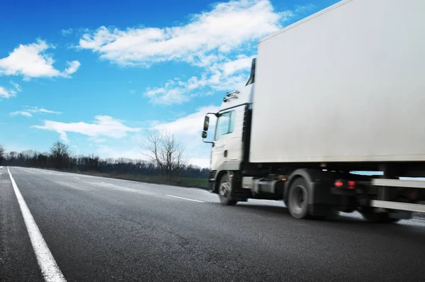 Witte Truck Een Witte Trailer Met Ruimte Voor Tekst Weg — Stockfoto