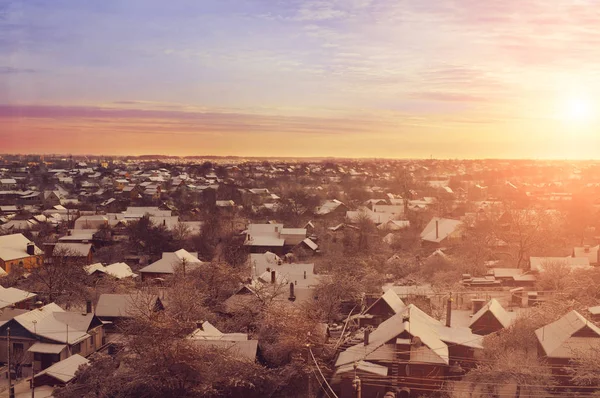 冬天的小镇 房子和树木覆盖在白色的雪与白色的天空和日落 — 图库照片