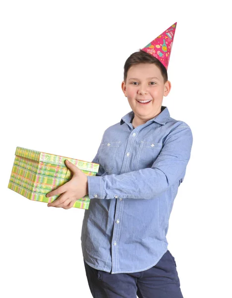 白い背景に分離された緑のプレゼント ボックスを押し赤いパーティー ハットの幸せな少年 — ストック写真