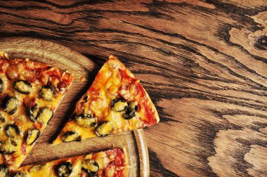 Lezzetli pizza koyu ahşap masa üzerinde