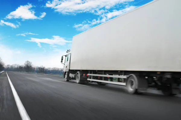 Witte Vrachtwagen Rijden Snel Met Ruimte Voor Tekst Platteland Weg — Stockfoto