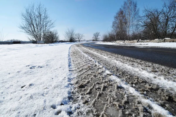 Spuren Von Autoreifen Auf Schneebedeckter Straße Vor Blauem Himmel — Stockfoto