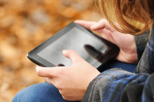 Jeune Fille Utilisant Une Petite Tablette Noire Dans Forêt Automne — Photo