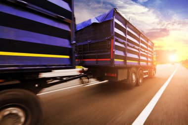 Sarı kamyon hareket gökyüzü günbatımı ile kırsal yolda sürüş mavi kapları ile