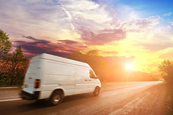 Großer Weißer Lieferwagen Auf Landstraße Versandt Waren Gegen Den Himmel — Stockfoto