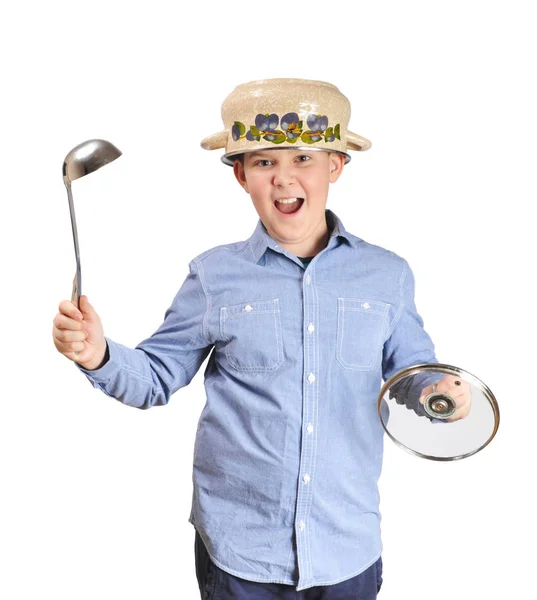 キッチン戦士として剣と鍋蓋の分離の白い背景を盾として鉄骨スープ鍋を保持している頭の上のポット ヘルメット男児 — ストック写真
