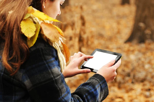 Menina Com Cachecol Quente Segurando Tablet Preto Floresta Outono Com — Fotografia de Stock