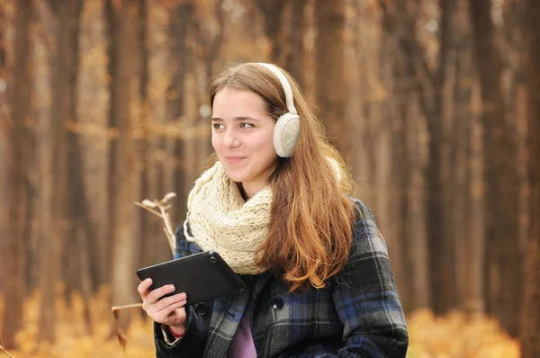 Mladá Dívka Teplou Šálu Chrániče Uší Drží Černý Tablet Podzimním — Stock fotografie