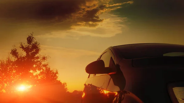 Samochodu Drodze Drzewa Pomarańczowy Zachód Słońca Promienie — Zdjęcie stockowe