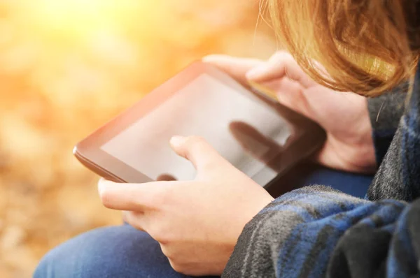 Jeune Fille Utilisant Une Petite Tablette Noire Dans Forêt Automne — Photo