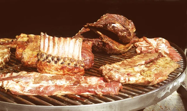 日当たりの良い暖かい夏の日にバーベキューの肉 — ストック写真