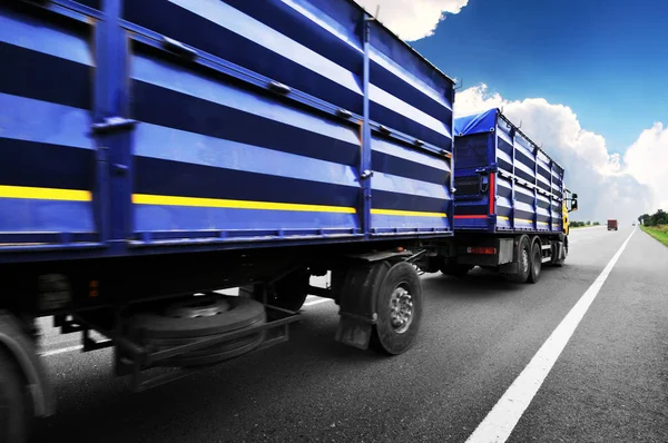 Жовта Вантажівка Синіми Контейнерами Їздять Сільській Дорозі Проти Блакитного Неба — стокове фото