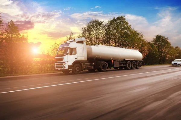 Big Metal Fuel Tanker Truck Shipping Fuel Countryside Road Motion — Stock Photo, Image