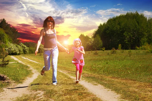 Madre Con Hija Cogida Mano Corriendo Por Camino Del Campo — Foto de Stock