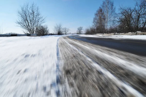 Spuren Von Autoreifen Auf Der Straße Bewegung Mit Weißem Schnee — Stockfoto
