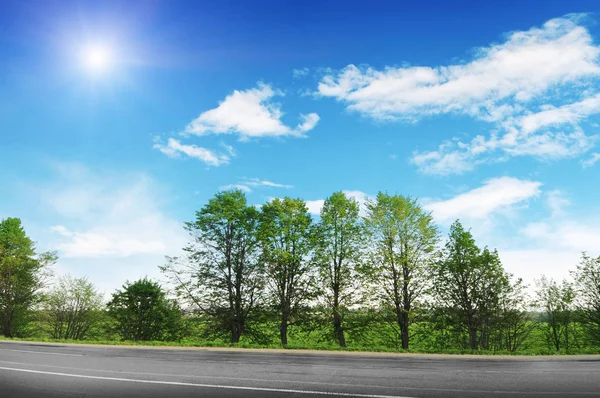 Empty Countryside Road Trees Bushes Blue Sky Clouds Sun — Stock Photo, Image