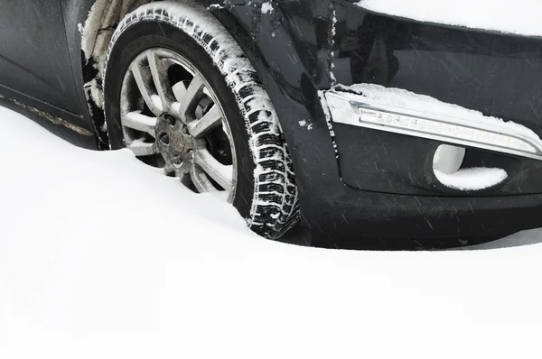 Auto Voorwiel Vast Zitten Witte Sneeuw Parkeerplaats — Stockfoto