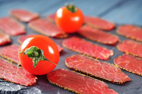 Närbild Röda Rökt Kött Skivor Med Kryddor Och Mogna Tomater — Stockfoto