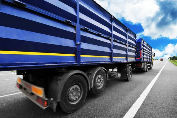 Rückansicht Eines Großen Lastwagens Mit Blauen Anhängern Auf Der Landstraße — Stockfoto