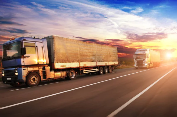 Grote Vrachtwagens Beweging Met Ruimte Voor Tekst Platteland Weg Tegen — Stockfoto