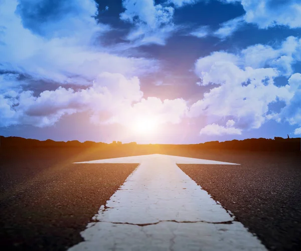 Camino Asfalto Vacío Con Flecha Blanca Atardecer Tonificado — Foto de Stock