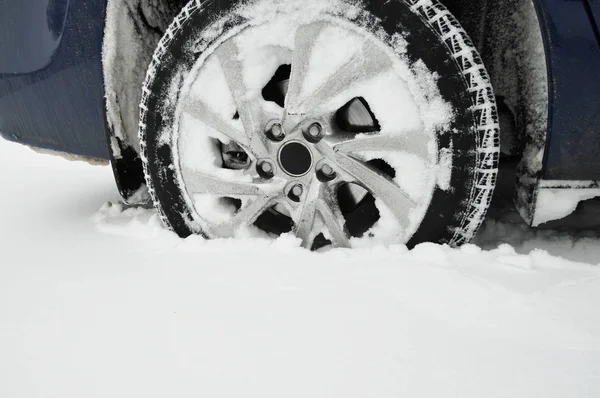Auto Voorwiel Vast Zitten Witte Sneeuw Parkeerplaats — Stockfoto