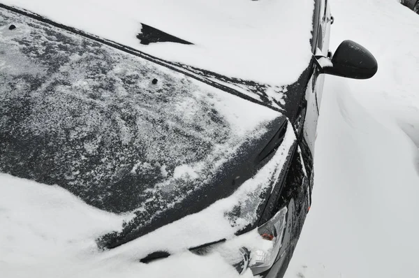 Close Van Zwarte Auto Onder Sneeuw Parkeerplaats — Stockfoto
