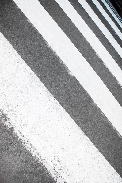 アスファルトの道路 空の白とグレーの横断歩道 — ストック写真