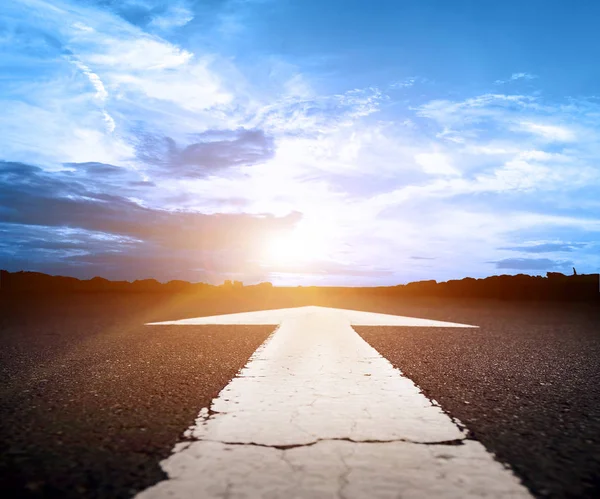 Route Asphaltée Vide Avec Flèche Blanche Coucher Soleil — Photo