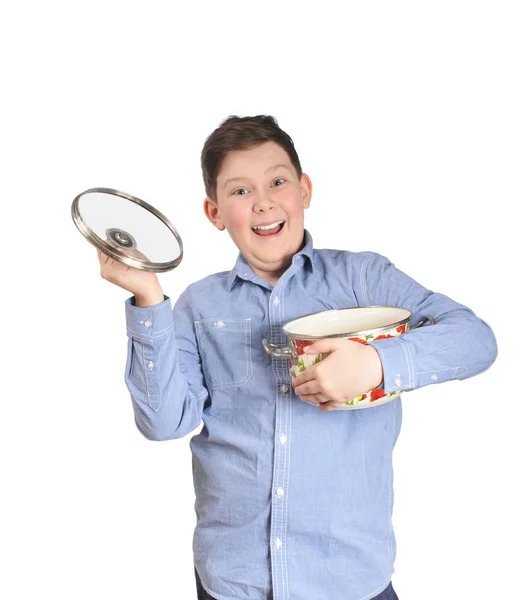 少年の笑顔と 白い背景で隔離のスープとガラス蓋と鍋の保持 — ストック写真