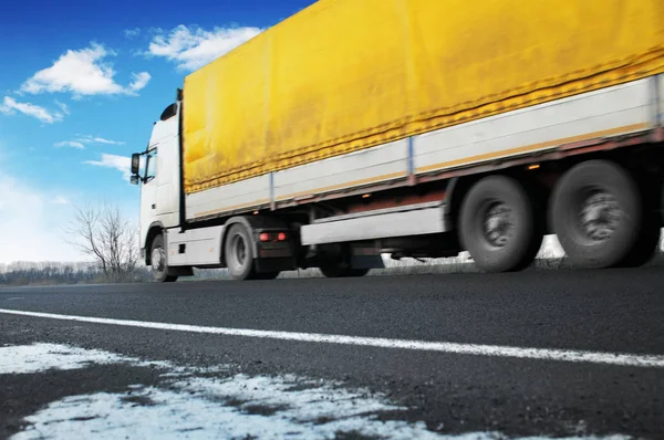 Weißer Lkw Und Gelber Anhänger Mit Platz Für Text Auf — Stockfoto