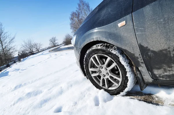 Close Carro Preto Neve Perto Estrada Com Árvores Contra Céu — Fotografia de Stock