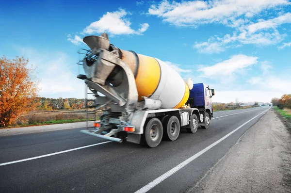 Blauer Betonmischer Auf Landstraße Mit Bäumen Gegen Blauen Himmel Mit — Stockfoto