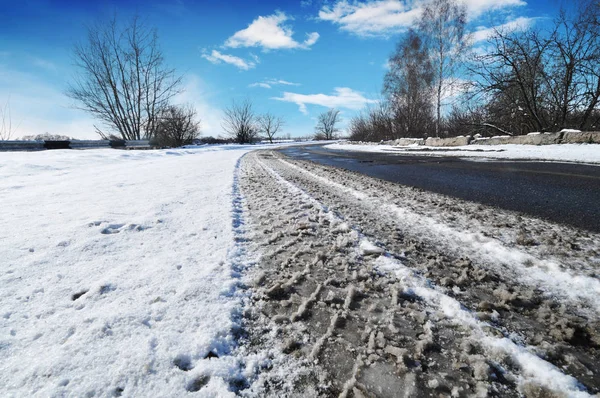 Spuren Von Autoreifen Auf Schneebedeckter Straße Vor Blauem Himmel Mit — Stockfoto