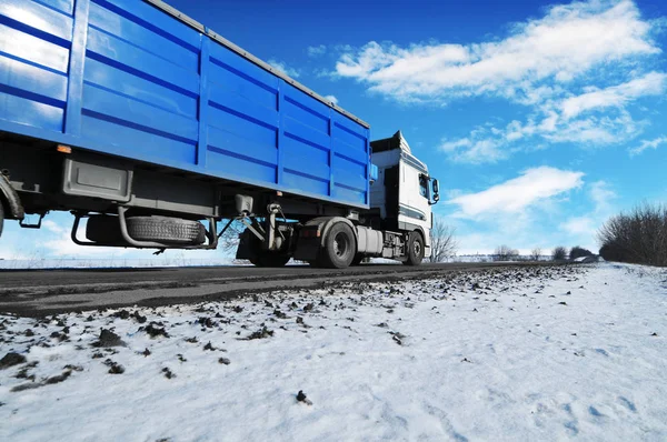 Camión Blanco Remolque Azul Camino Campo Invierno Con Nieve Contra —  Fotos de Stock