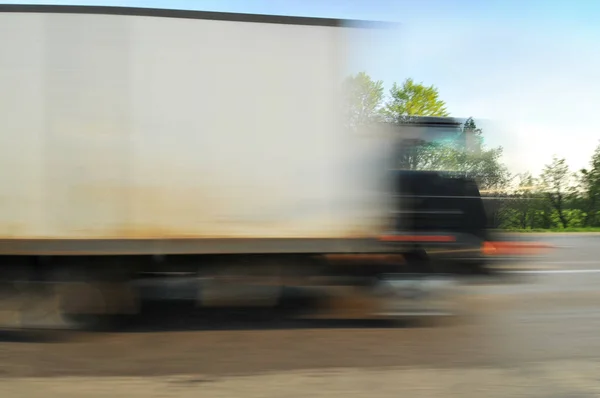 Weißer Großer Kastenwagen Fährt Schnell Auf Landstraße Bewegung Mit Grünen — Stockfoto