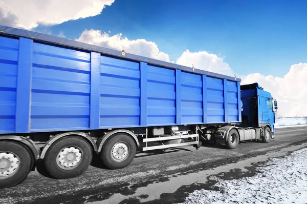 Camión Azul Remolque Invierno Camino Campo Con Nieve Contra Cielo —  Fotos de Stock