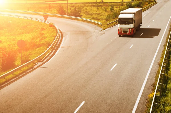 Witte Rode Vrachtwagen Rijden Snel Met Grijze Trailer Het Platteland — Stockfoto