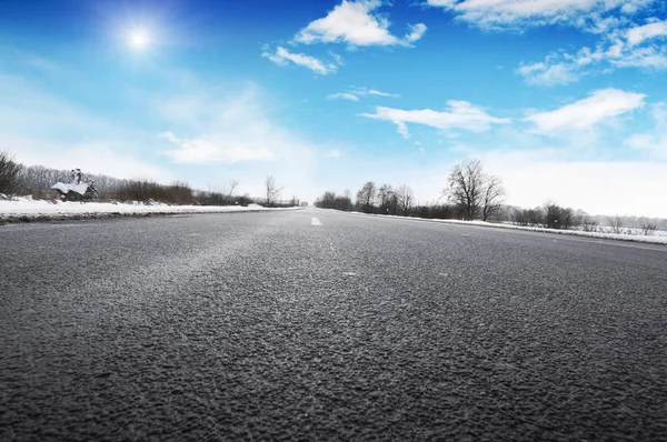 Drumul Rural Gol Iarnă Copaci Zăpadă Albă Împotriva Cerului Albastru — Fotografie, imagine de stoc
